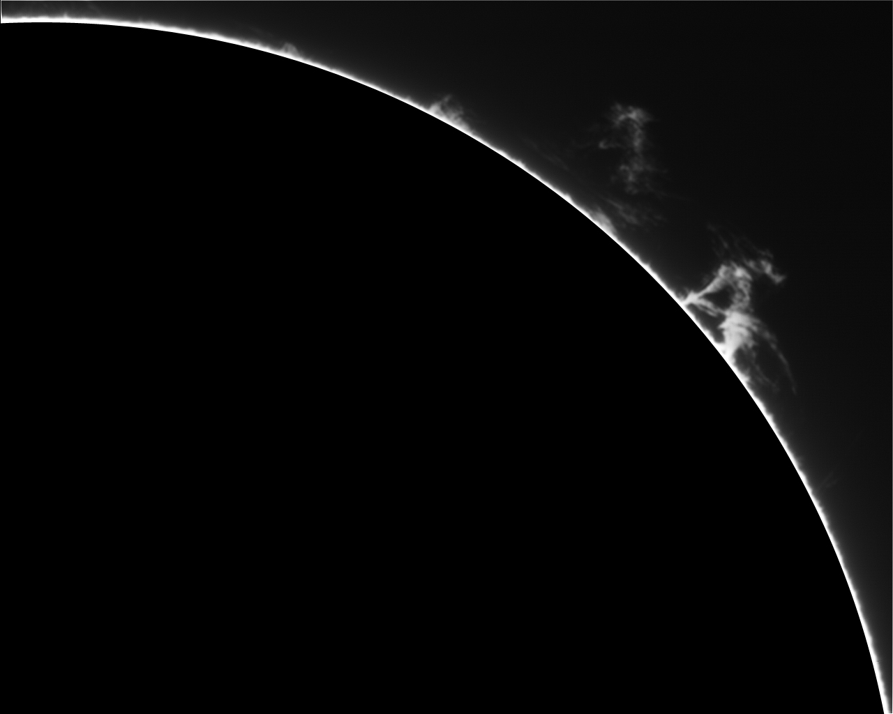 Protubérance solaire en Hα le 17/04/11, PST & barlow 3 x, image en niveaux de gris