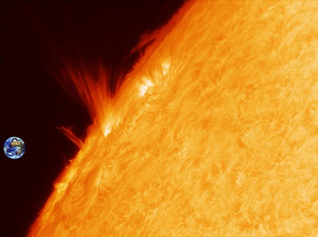 Surface et éruption solaire en Hα le 10/08/11, TOA 130 + PST & barlow 3 x